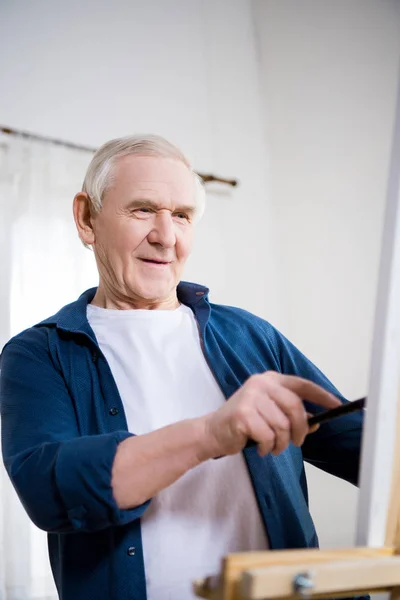 Man painting picture — Stock Photo, Image