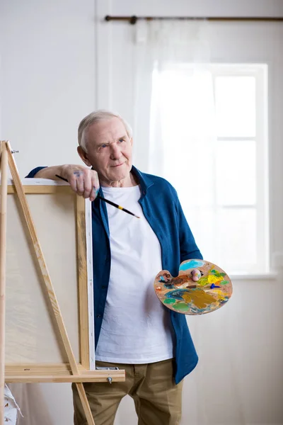 Senior man drawing picture — Stock Photo, Image