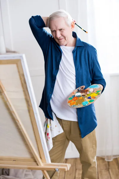 Senior man drawing picture — Stock Photo, Image