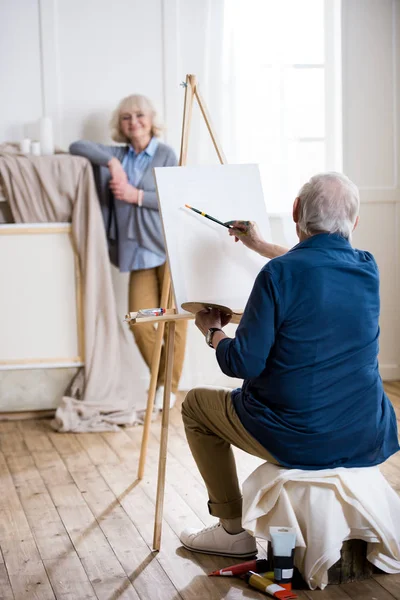 Мужчина рисует портрет женщины — стоковое фото