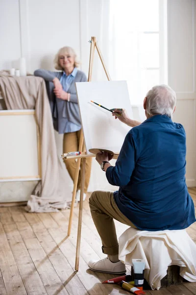 Man tekening portret van vrouw — Stockfoto