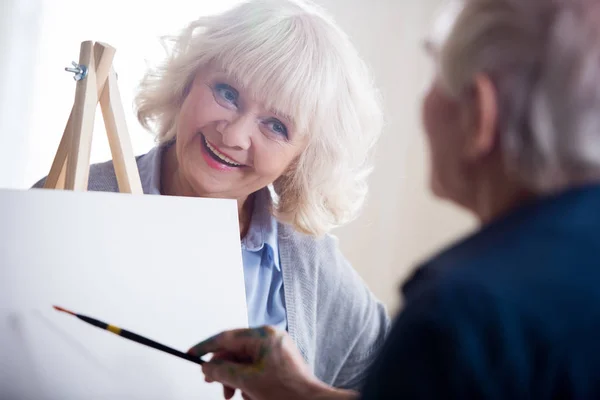 Mujer y artista en taller —  Fotos de Stock