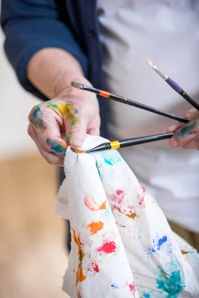 Man cleaning paint brushes — Stock Photo, Image