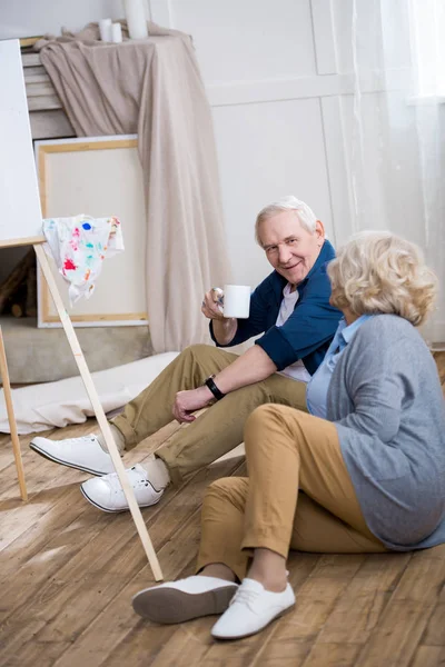 Seniorenpaar trinkt Kaffee — Stockfoto