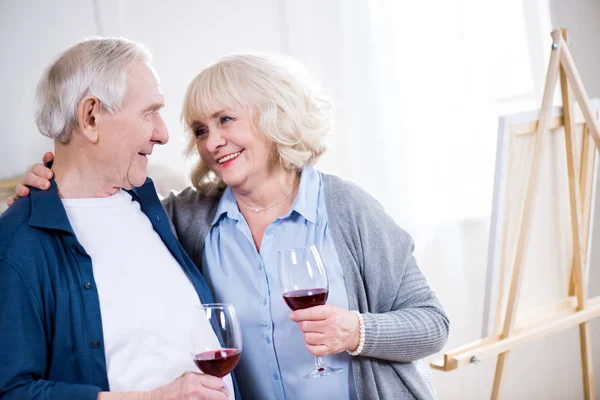Äldre par med glas vin — Stockfoto