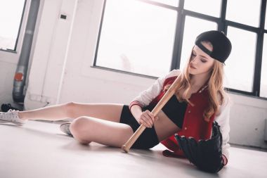 beysbol sopası ile kadın 