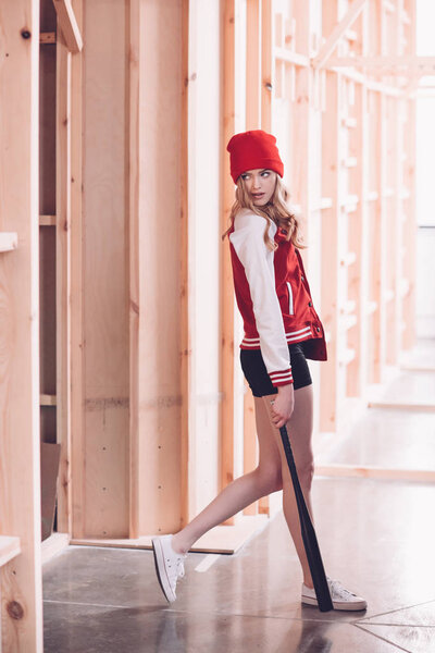 Женщина-хипстер с бейсбольной битой
 