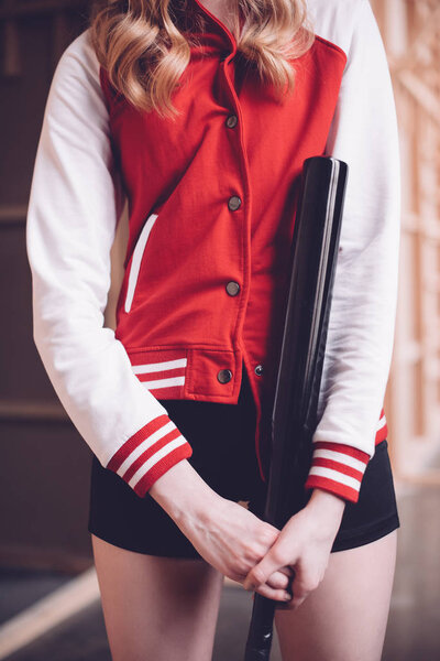 Женщина-хипстер с бейсбольной битой
 