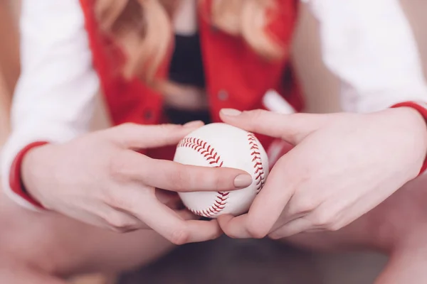 Kvinna som håller baseball bollen — Stockfoto