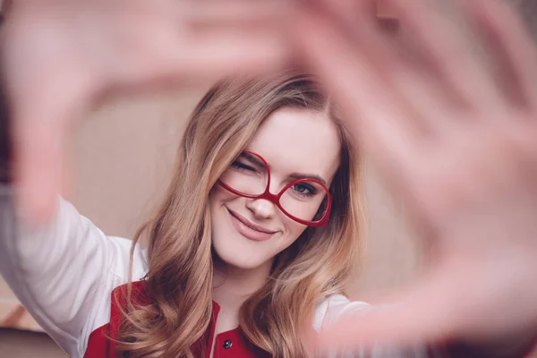 Frau macht Geste der Fokussierung — Stockfoto