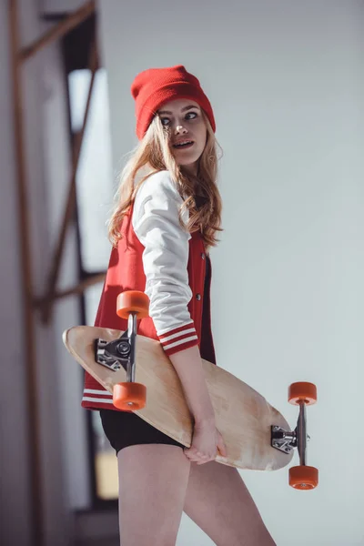 Bokovky žena s longboard — Stock fotografie