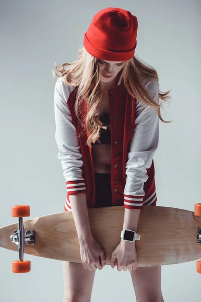 Hipster vrouw met longboard — Stockfoto