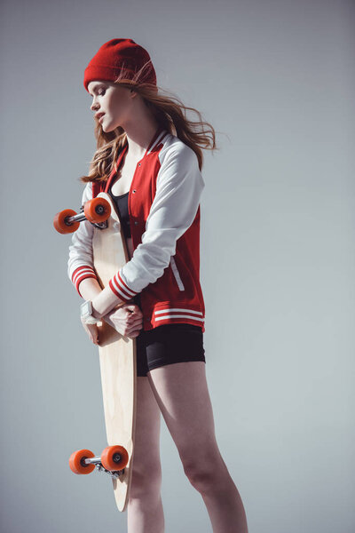 Хипстерская женщина с длинной доской
