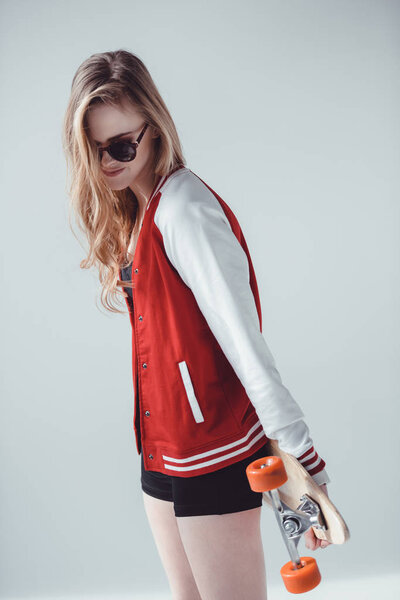 Хипстерская женщина с длинной доской
