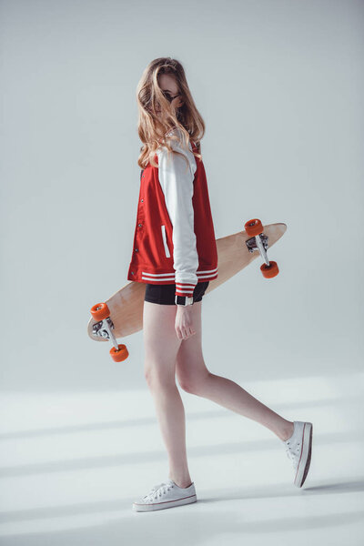 Хипстерская женщина с длинной доской
