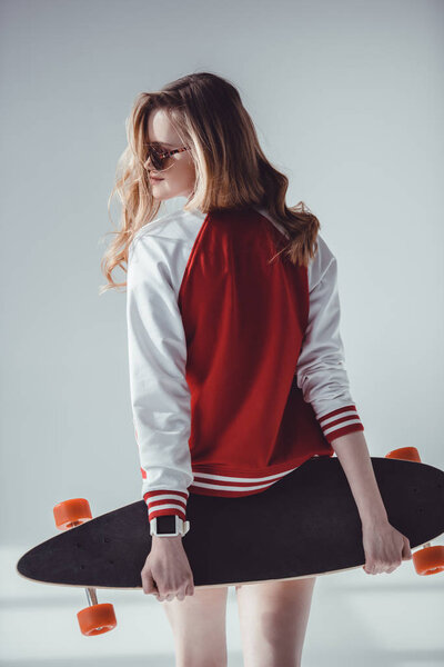 Хипстерская женщина с длинной доской
