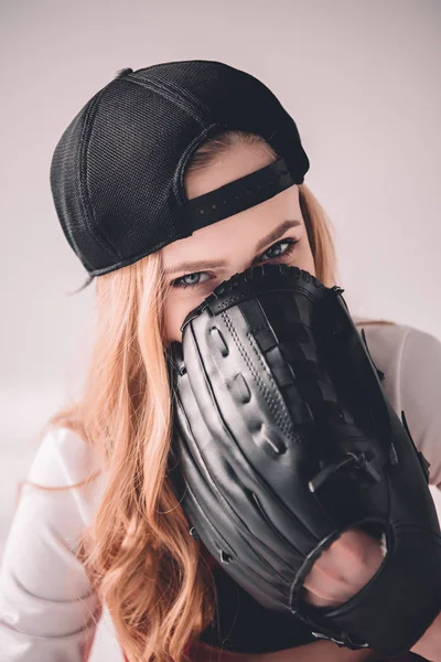 Mujer con guante de béisbol — Foto de Stock