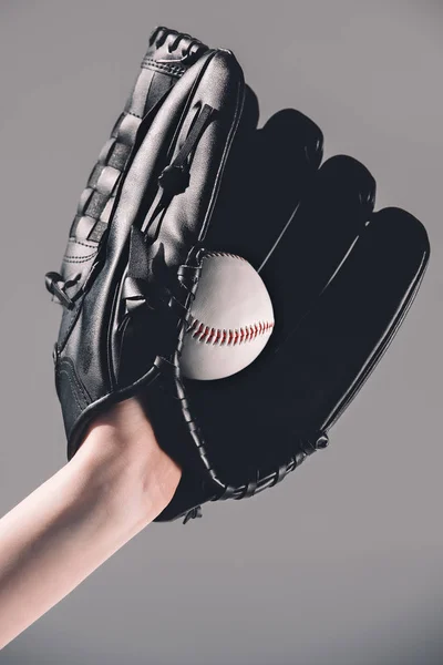 Nainen pelaamassa baseballia — kuvapankkivalokuva