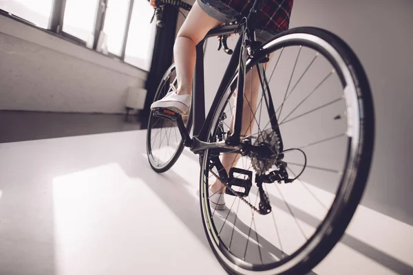 Femeie de echitatie biciclete — Fotografie, imagine de stoc