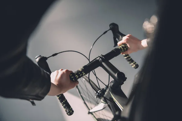 Frau fährt Fahrrad — Stockfoto