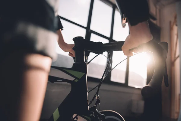 Frau fährt Fahrrad — Stockfoto