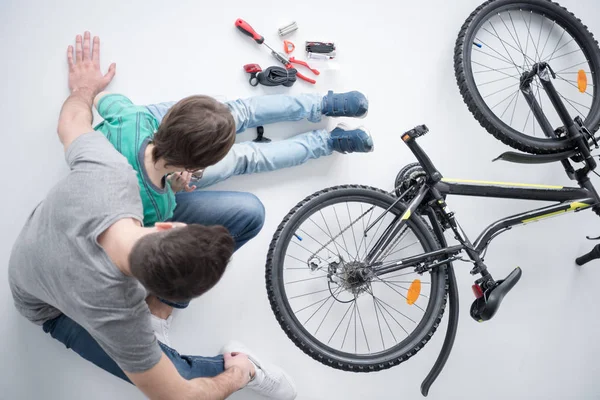 Pai e filho com bicicleta — Fotos gratuitas