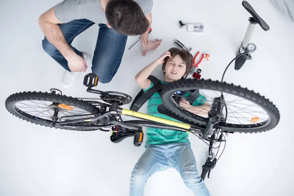 Padre e hijo reparando bicicleta — Foto de Stock