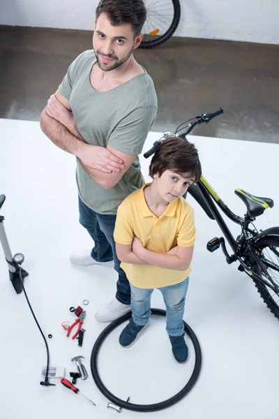 Padre e figlio con bicicletta — Foto Stock