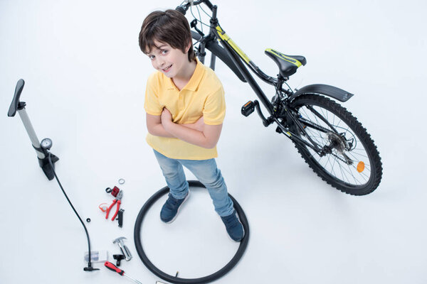 маленький мальчик с велосипедом
