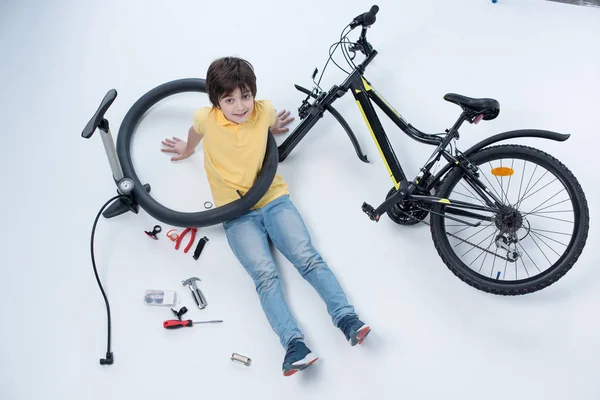Baietel cu bicicleta — Fotografie, imagine de stoc