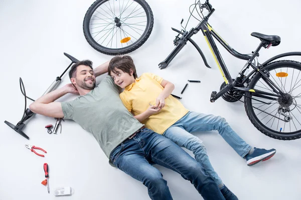 Padre e hijo con bicicleta — Foto de Stock