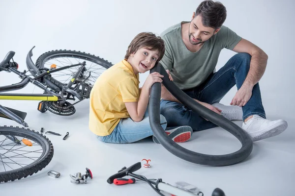 Ayah dan anak memperbaiki sepeda. — Foto Stok Gratis