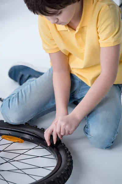 Ragazzo riparazione bicicletta — Foto stock gratuita