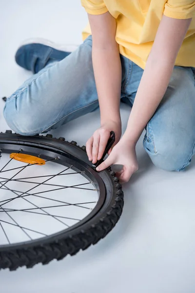 Ragazzo riparazione bicicletta — Foto stock gratuita