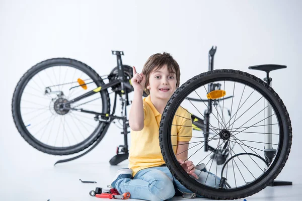 Chłopiec naprawy rowerów — Zdjęcie stockowe