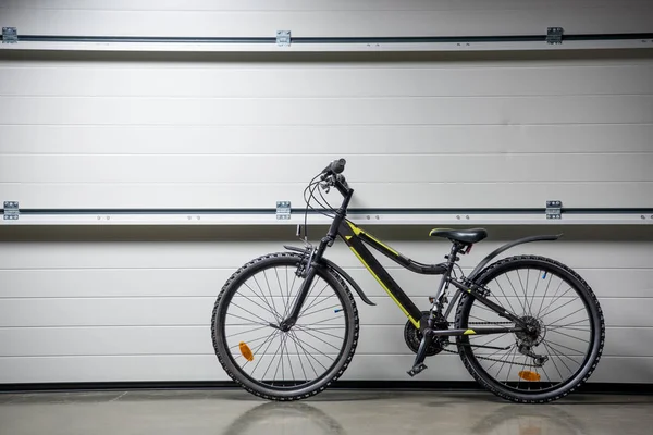 Mountain bike at wall — Stock Photo, Image