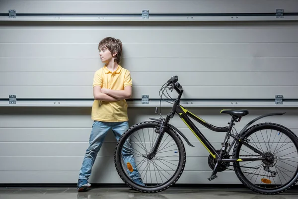 Bedårande pojke med cykel — Stockfoto