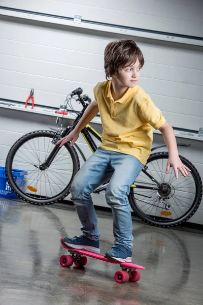 Niño con penny board — Foto de Stock