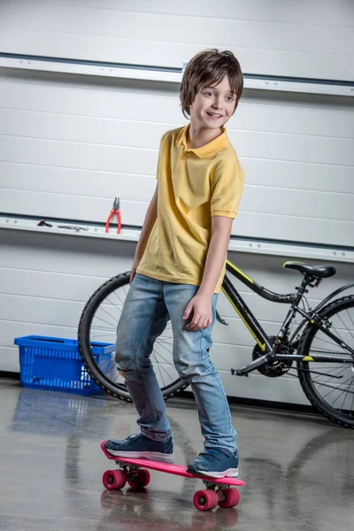 Băiat cu penny board — Fotografie, imagine de stoc