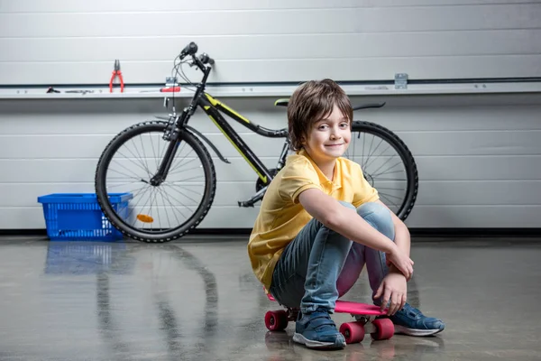 Jongen met penny bestuur — Stockfoto