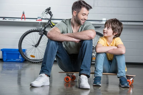 Père et fils sur skateboard — Photo