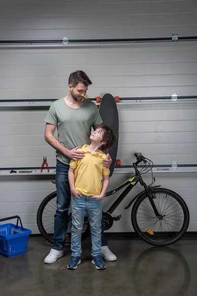 Padre e figlio con bicicletta — Foto Stock