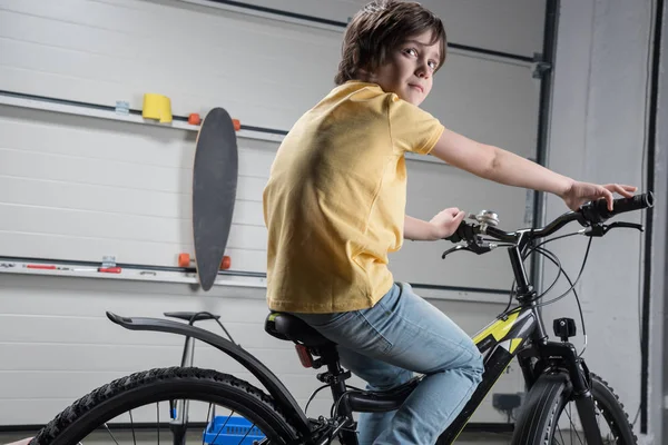 Little boy with bicycle — Free Stock Photo