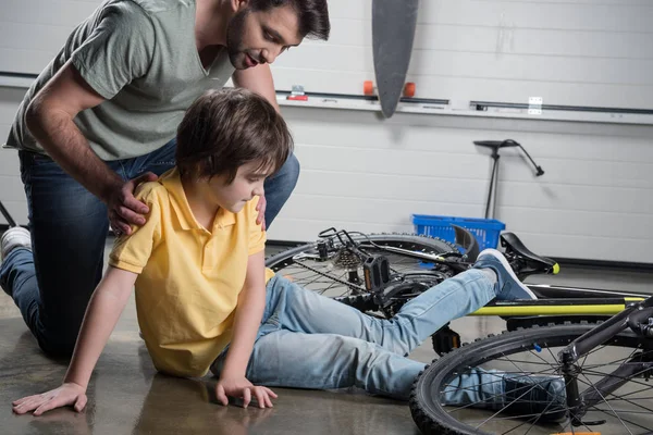 Father and son falling off bike — Stock Photo, Image