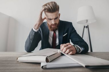 Belge ve klasörleri ile işadamı 