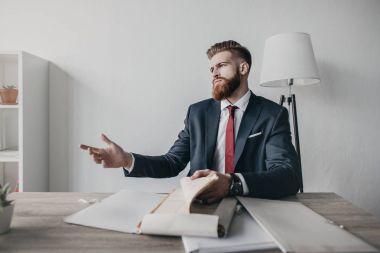 Belge ve klasörleri ile işadamı 