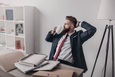 Belge ve klasörleri ile işadamı 