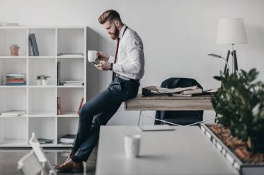 Akıllı telefon kullanan iş adamı 