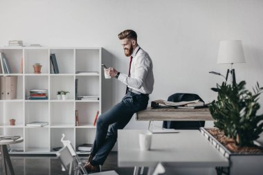 Akıllı telefon kullanan iş adamı 