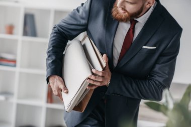 işadamı tutan belge ve klasörleri